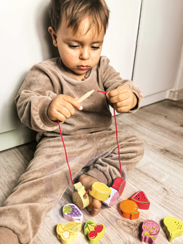 CLASSIC WORLD Drewniane Klocki do Nawlekania Owoce 13 el. - 002