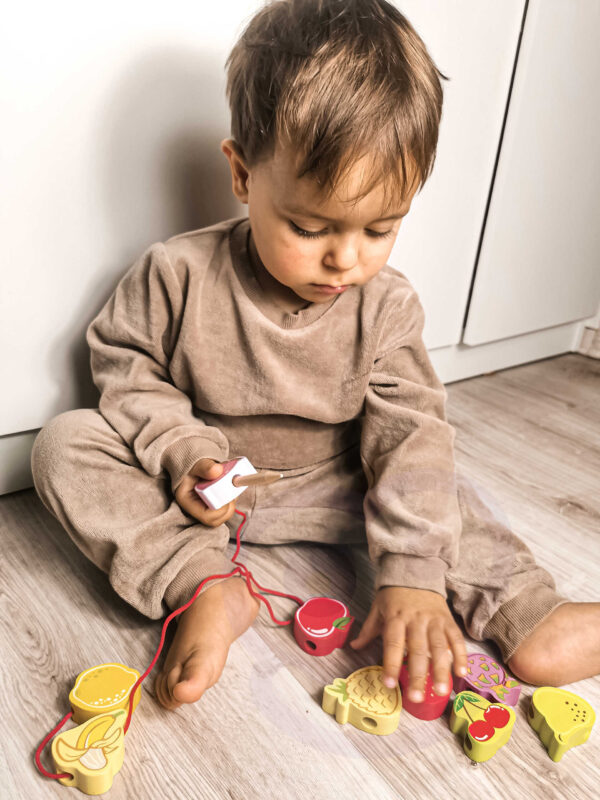 CLASSIC WORLD Drewniane Klocki do Nawlekania Owoce 13 el. - 007