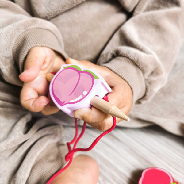 CLASSIC WORLD Drewniane Klocki do Nawlekania Owoce 13 el. - 008