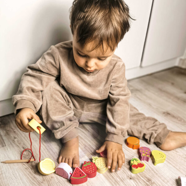 CLASSIC WORLD Drewniane Klocki do Nawlekania Owoce 13 el. - 009