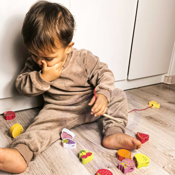 CLASSIC WORLD Drewniane Klocki do Nawlekania Owoce 13 el. - 011