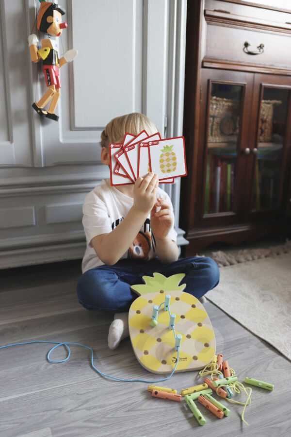 CLASSIC WORLD Wooden Threader Pineapple Pegs 21 pcs. - 003