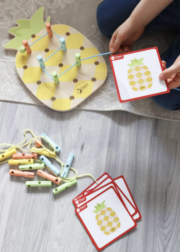 CLASSIC WORLD Wooden Threader Pineapple Pegs 21 pcs. - 006