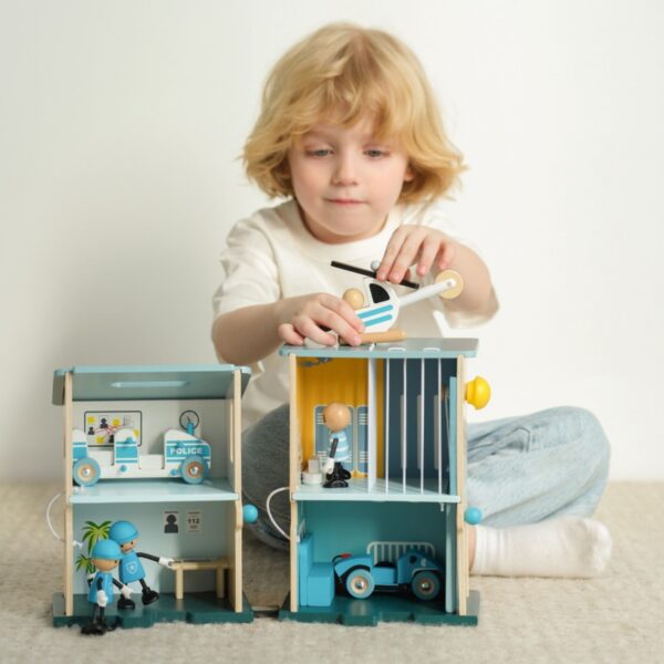 CLASSIC WORLD Posterunek Policji Drewniany Samochód Helikopter FIgurki 12el. - 002