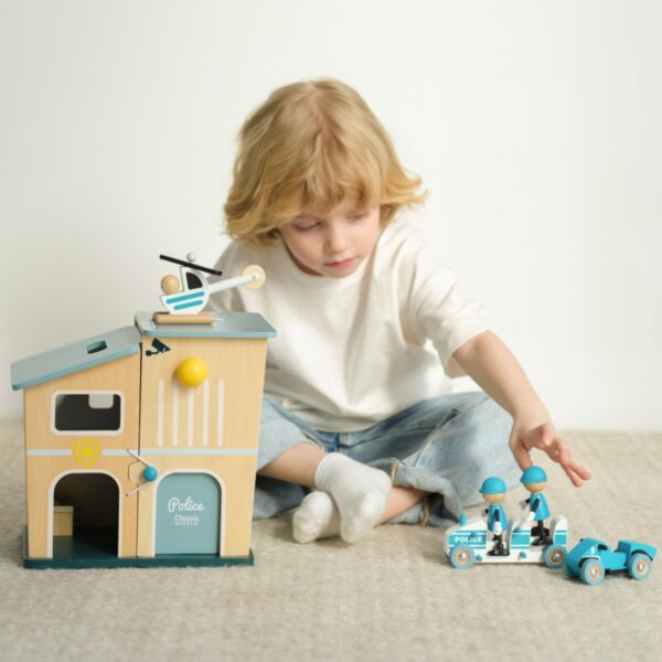 CLASSIC WORLD Posterunek Policji Drewniany Samochód Helikopter FIgurki 12el. - 004