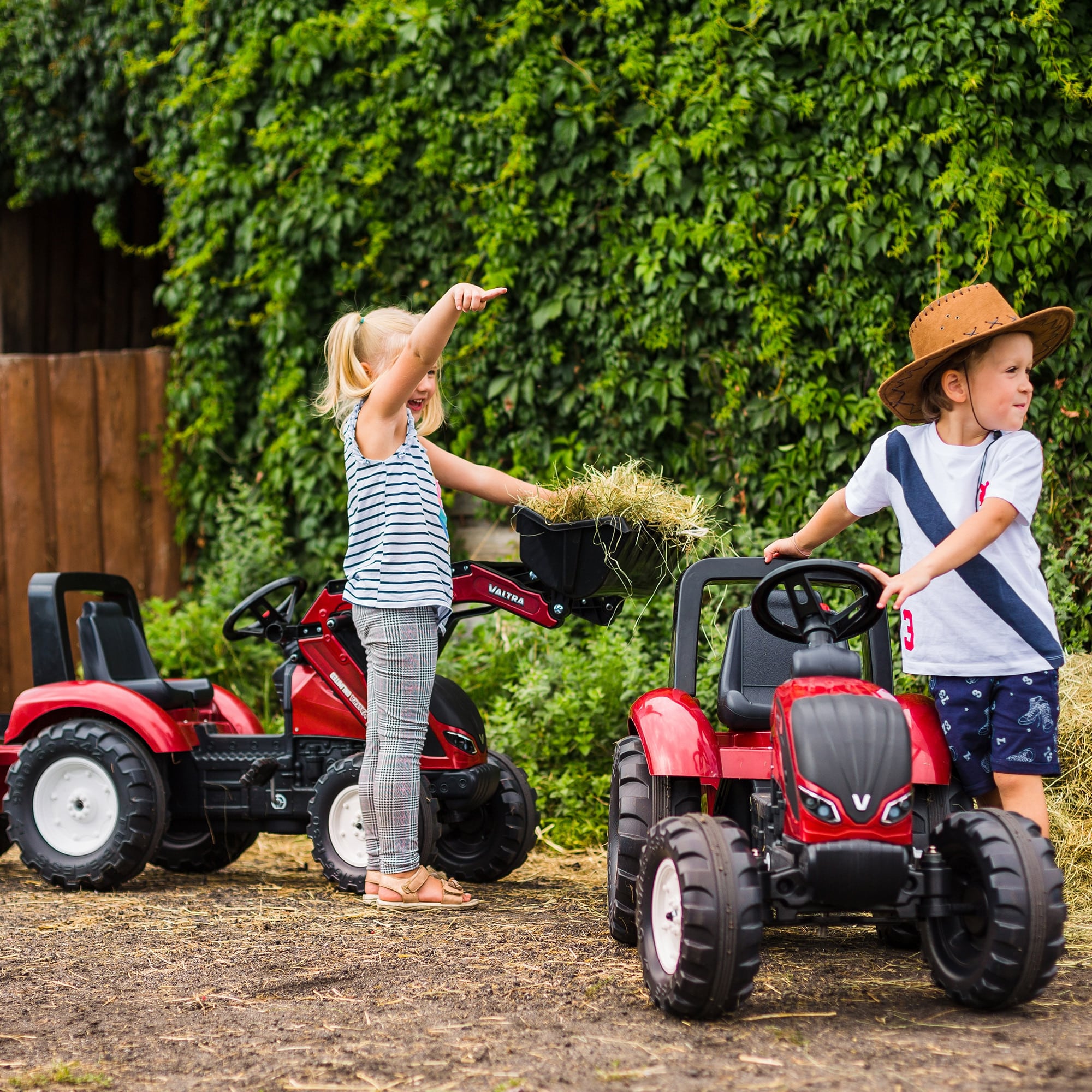 FALK Traktor na Pedały Valtra S4 z Łyżką i Przyczepą 3-7 lat - 003
