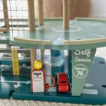 CLASSIC WORLD Wielopoziomowy Parking Auta Helikopter Dystybutor Myjnia + Akc. - 008