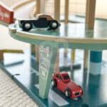 CLASSIC WORLD Wielopoziomowy Parking Auta Helikopter Dystybutor Myjnia + Akc. - 010