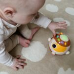 Interaktywny piesek kula usypiacz i zabawka muzyczna - Woopie Baby - 005