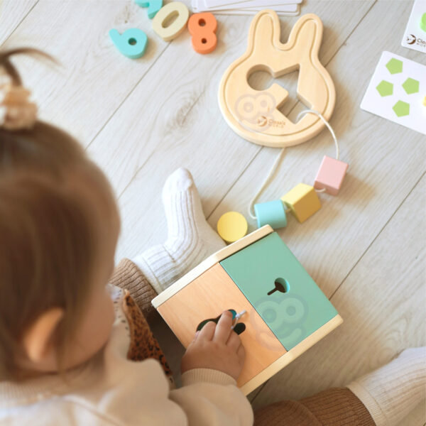 CLASSIC WORLD Pastelowy Zestaw dla Niemowląt Box Pierwsze Zabawki do Nauki od 12 do 18 miesiąca - 009