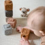 Klocki sensoryczne 2w1 piramidka gryzak 6 elem. 0+ - WOOPIE - 002