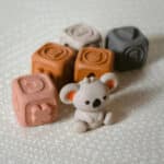 Klocki sensoryczne 2w1 piramidka gryzak 6 elem. 0+ - WOOPIE - 003