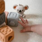 Klocki sensoryczne 2w1 piramidka gryzak 6 elem. 0+ - WOOPIE - 004