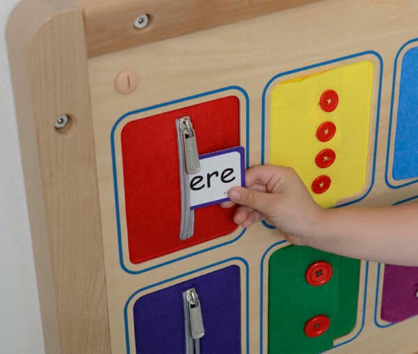 MASTERKIDZ Tablica Ścienna Otwieranie I Zamykanie Zamków Suwaki Guziki Montessori - 006