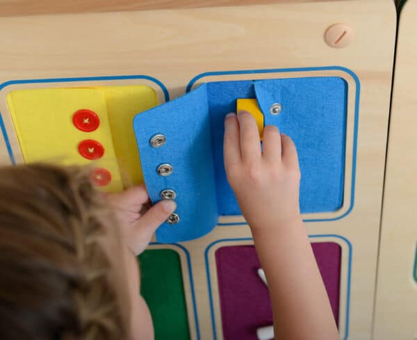 MASTERKIDZ Tablica Ścienna Otwieranie I Zamykanie Zamków Suwaki Guziki Montessori - 007