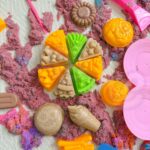 WOOPIE Piasek Kinetyczny 6 Kolorów 1,2 kg Zestaw Restauracja Stolik z Foremkami - 002