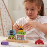 Drewniana piramidka edukacyjna Roboty z kartami wzorów - Viga - 002