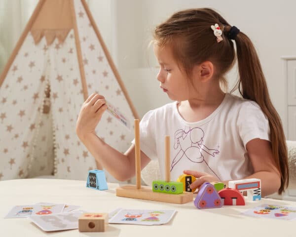 Drewniana piramidka edukacyjna Roboty z kartami wzorów - Viga - 004