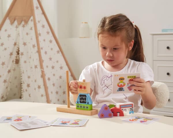 Drewniana piramidka edukacyjna Roboty z kartami wzorów - Viga - 005