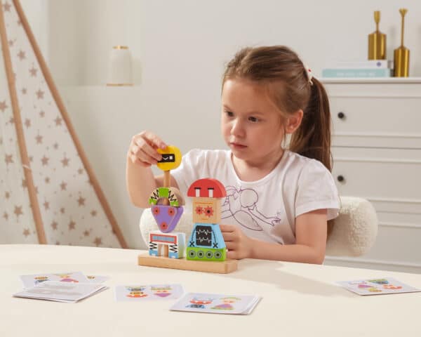 Drewniana piramidka edukacyjna Roboty z kartami wzorów - Viga - 008