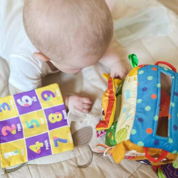 WOOPIE BABY Zabawka Edukacyjna Sensoryczna Pani Metka Pudełeczko Chusteczek - 004