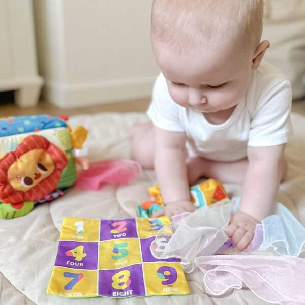 WOOPIE BABY Zabawka Edukacyjna Sensoryczna Pani Metka Pudełeczko Chusteczek - 005