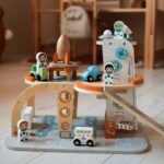 TOOKY TOY Drewniany Kosmiczny Parking  Stacja Kosmiczna - 010