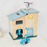 CLASSIC WORLD Posterunek Policji Drewniany Samochód Helikopter FIgurki 12el. - 003