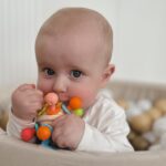 WOOPIE BABY Miękka Grzechotka 2w1 Gryzak Zabawka Sensoryczna dla Niemowląt 0m+ - 005