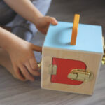 Drewniane centrum edukacyjne 6w1 Tooky Toy - Pudełko Montessori - 006