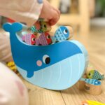 Edukacyjna gra zręcznościowa 4w1 wieloryb i rybki drewniana - Tooky Toy - 002