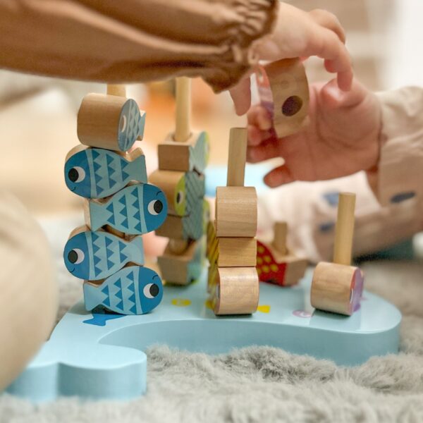 Edukacyjna gra zręcznościowa 4w1 wieloryb i rybki drewniana - Tooky Toy - 006