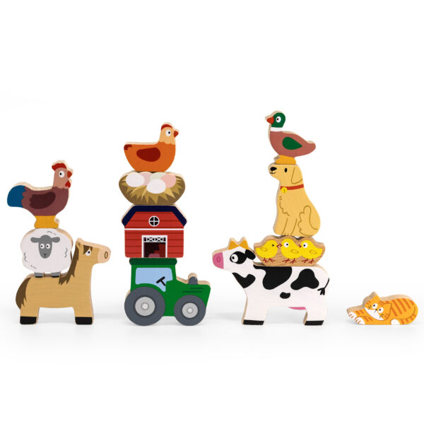 Drewniana Piramida w Stosy Zwierzątka na Farmie Edukacyjna Viga - 003