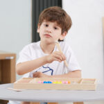 Układanka Montessori drewniane kulki z pincetą i łyżką - Viga Toys - 005