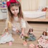 WOOPIE ROYAL Lalka Emi w Eleganckiej Sukni Tiulowej z Kokardą i Bukietem - 002