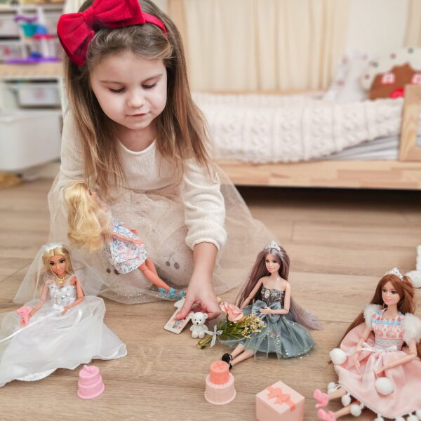 WOOPIE ROYAL Lalka Emi w Eleganckiej Sukni Tiulowej z Kokardą i Bukietem - 002