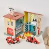 CLASSIC WORLD Remiza Strażacka Drewniana Garaż Auto Helikopter Figurki 13el. - 006