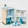 CLASSIC WORLD Posterunek Policji Drewniany Samochód Helikopter FIgurki 12el. - 007