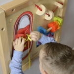 Drewniany panel do nauki sznurowania ścienny - Masterkidz STEM - 002