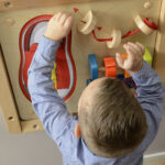 Drewniany panel do nauki sznurowania ścienny - Masterkidz STEM - 005